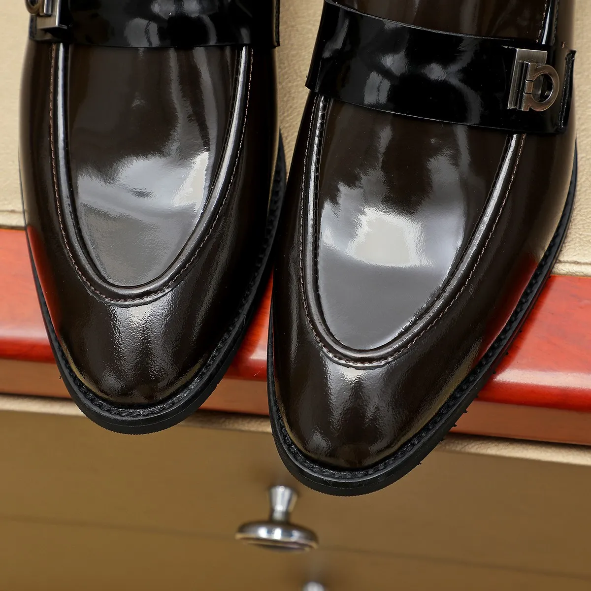 Men's shoes 💰460 Ferragamo [Ferragamo] top imported suit men's shoes 💯Original copy of the official website, product materials: selected imported embossed calfskin + luxury hardware buckle accessories ~ imported water-dyed cow 🐂 leather lining. Strong three-dimensional visual effect, original combination outsole, multiple colors available😘 Size: 39-44 (38.45.46. Customized)